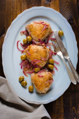 Kavrulmuş tavuk uyluk zeytin ve kırmızı soğan ile