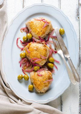 Kavrulmuş tavuk uyluk zeytin ve kırmızı soğan ile