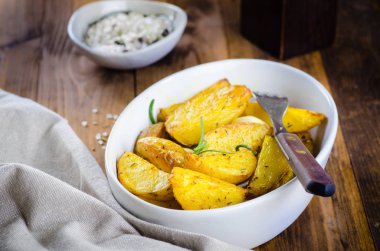 Rustik tarzı ahşap zemin üzerine kavrulmuş patates dilimleri