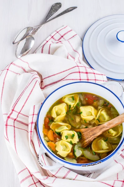 Köstliche Suppe Mit Ravioli Und Gemüse Weißer Schüssel — Stockfoto