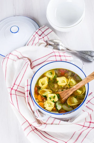 Köstliche Suppe Mit Ravioli Und Gemüse Weißer Schüssel — Stockfoto