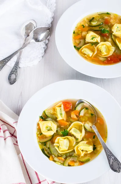 Köstliche Suppe Mit Ravioli Und Gemüse Weißer Schüssel — Stockfoto