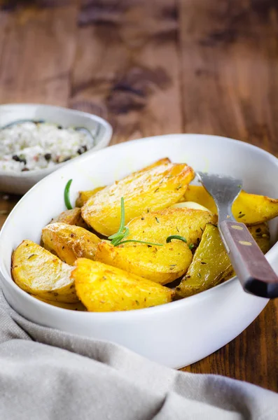 Bratkartoffelkeile Rustikalen Stil Auf Holzgrund — Stockfoto