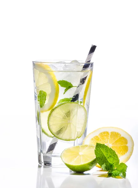 Copa Limonada Con Limón Lima Menta Sobre Fondo Blanco —  Fotos de Stock