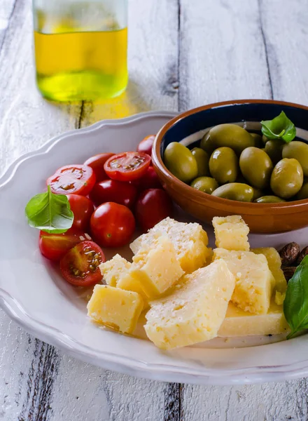 Placa Antipasti Parmesano Tomates Cherry Aceitunas Almendras —  Fotos de Stock