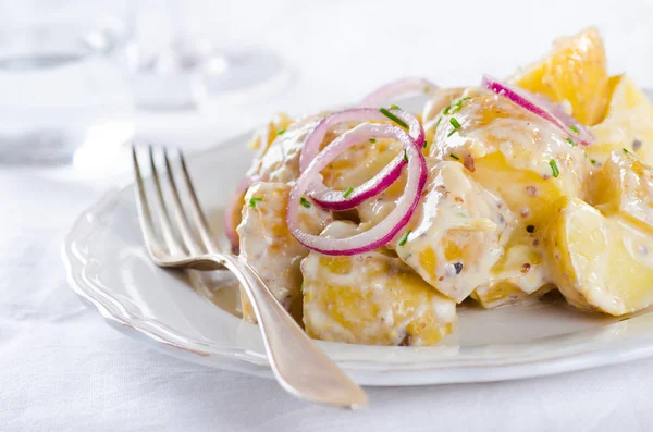 Färsk Potatissallad Med Majonnäs Dressing Lök Och Kapris Vit Bakgrund — Stockfoto