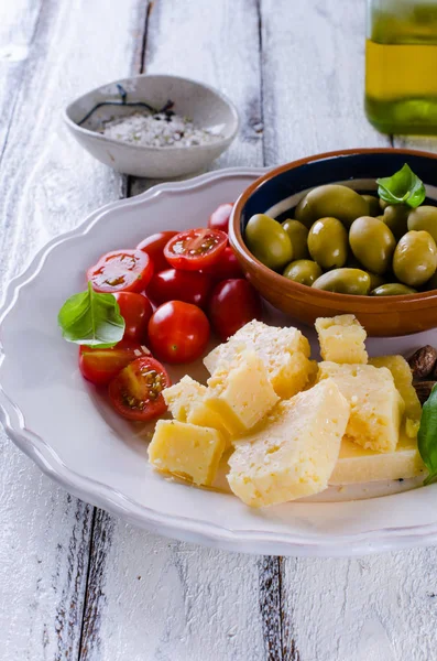 Placa Antipasti Parmesano Tomates Cherry Aceitunas Almendras —  Fotos de Stock