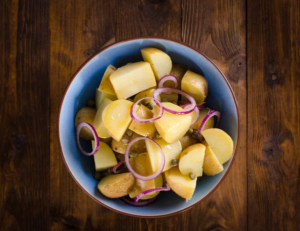 Taze Patates Salatası Soğan Ahşap Masa Üzerinde Kapari Telifsiz Stok Imajlar