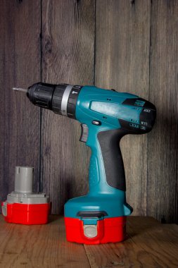 ahşap arka plan üzerinde matkap