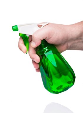 Adamın elinde sprey şişe