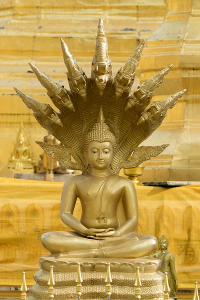 Immagine di statua di buddha dorata nel tempio in provincia tak. Tailandese — Foto Stock