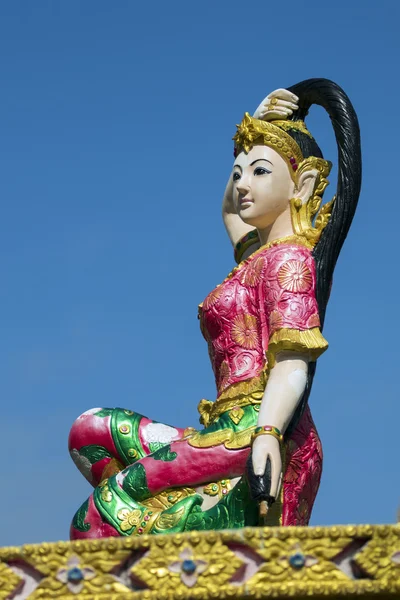Bild der Statue einer schönen Frau am Himmel Hintergrund. — Stockfoto