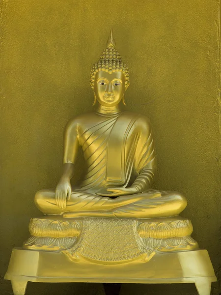 Bild av gyllene buddhastaty i templet i provinsen tak. Thailan — Stockfoto