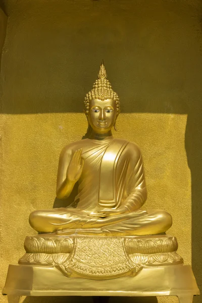 Imagen de estatua de buda dorada en templo en provincia tak. Tailandesas —  Fotos de Stock