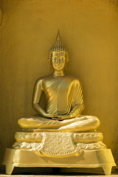 Immagine di statua di buddha dorata nel tempio in provincia tak. Tailandese — Foto Stock