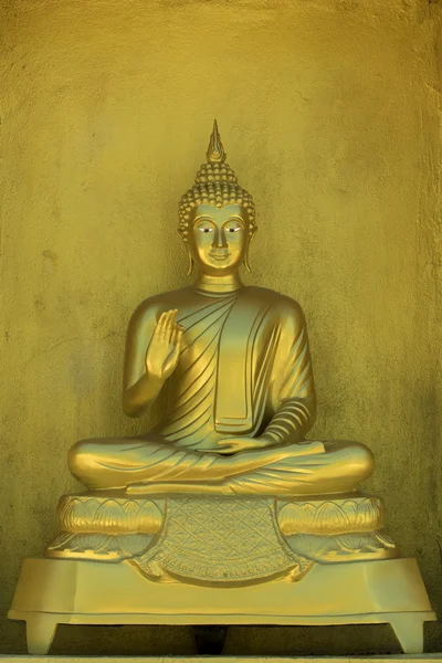 Immagine di statua di buddha dorata nel tempio in provincia tak. Tailandese — Foto Stock