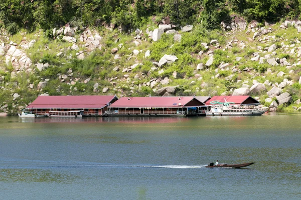 Image d'un radeau flottant sur l'eau et d'un bateau à queue longue à Thaila — Photo