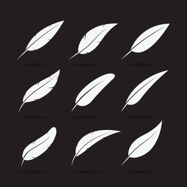 Grupo vectorial de plumas sobre fondo blanco. Icono de pluma . — Vector de stock