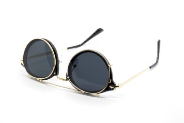 Beyaz arka plan üzerinde Glas izole Modern moda güneş gözlüğü