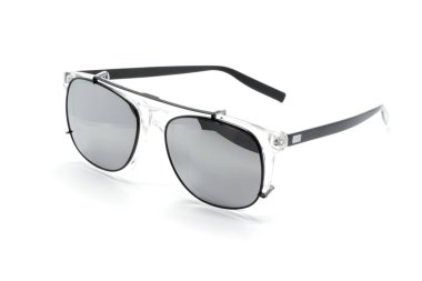 Beyaz arka plan üzerinde Glas izole Modern moda güneş gözlüğü