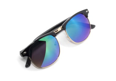 Beyaz arka plan üzerinde Glas izole Modern moda güneş gözlüğü