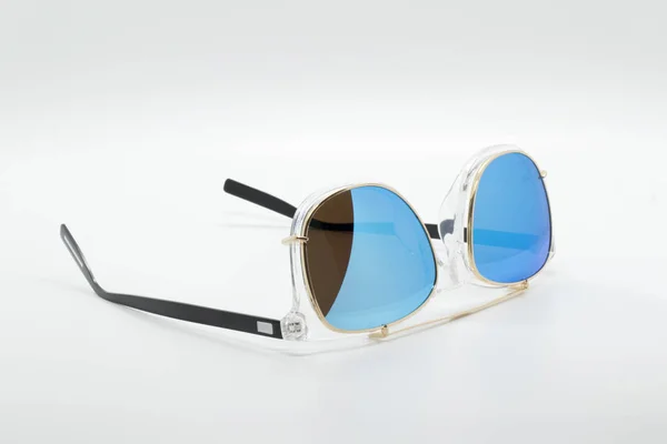 Moderní módní sluneční brýle izolovaných na bílém pozadí, Glas — Stock fotografie