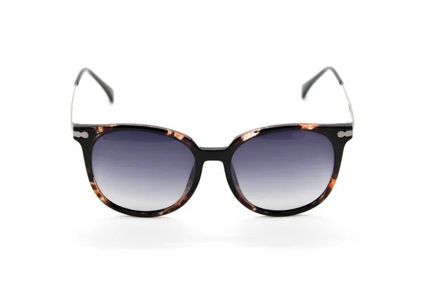Современные модные солнечные очки на белом фоне, очки — стоковое фото