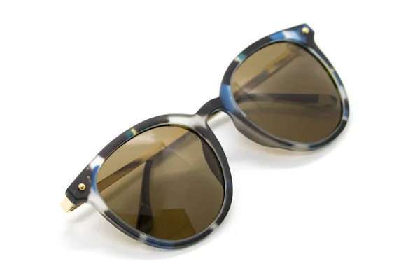 Óculos de sol modernos na moda no fundo branco, óculos — Fotografia de Stock