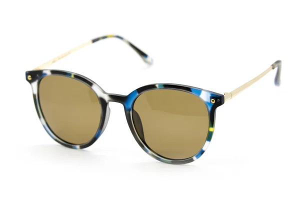Óculos de sol modernos na moda no fundo branco, óculos — Fotografia de Stock