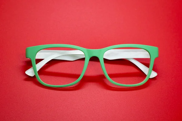 Lunettes modernes sur fond rouge, Lunettes — Photo