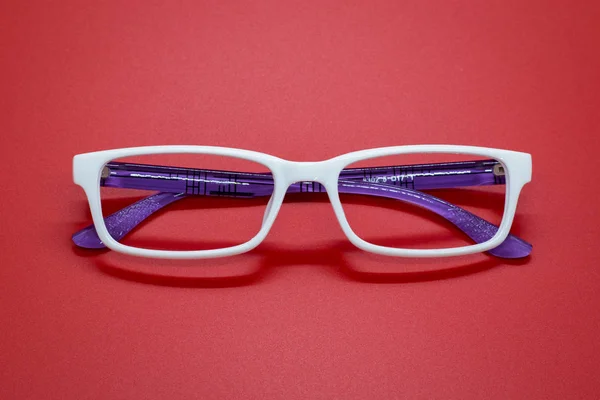 Lunettes modernes sur fond rouge, Lunettes — Photo