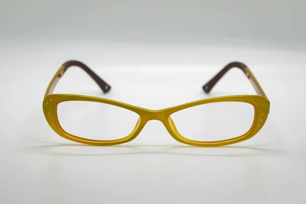Occhiali moderni alla moda su sfondo bianco, Occhiali — Foto Stock