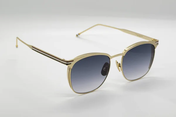Сучасні модні сонцезахисні окуляри на білому тлі, окуляри — стокове фото