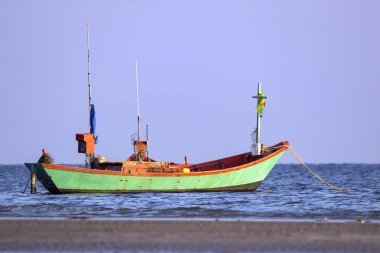 Küçük tekne balıkçılık deniz üzerinde görüntü.