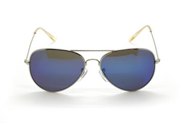 Beyaz arka plan üzerinde Glas izole Modern moda güneş gözlüğü