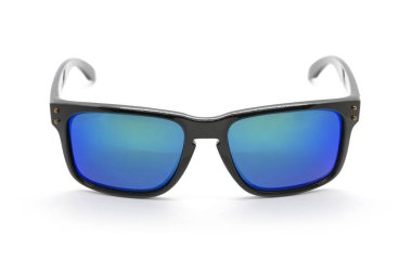 Beyaz arka plan üzerinde Glas izole Modern moda güneş gözlüğü