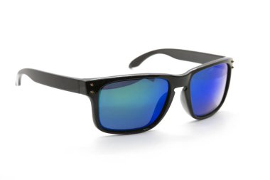 Beyaz arka plan üzerinde Glas izole Modern moda güneş gözlüğü