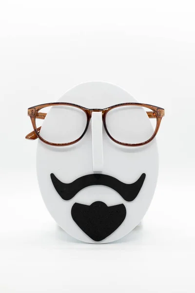 Herrenmode Schaufensterpuppe trägt modische Brille auf Weiß — Stockfoto