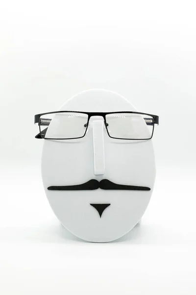 Мужской модный манекен в модных очках на белом — стоковое фото