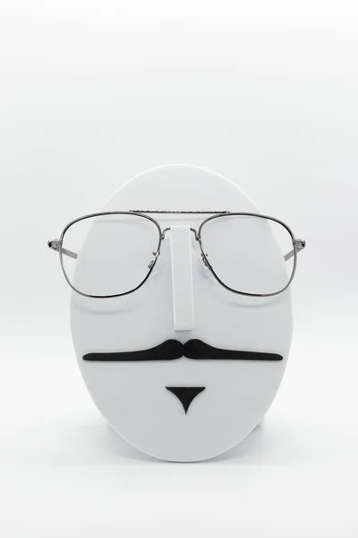 Mannequin de mode homme portant des lunettes à la mode sur blanc — Photo