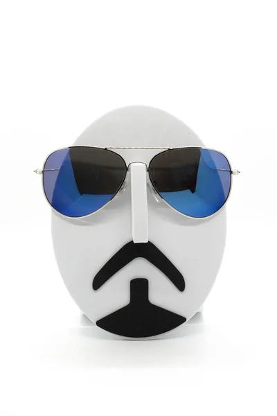 Manequim de moda masculina vestindo óculos de sol na moda em branco — Fotografia de Stock