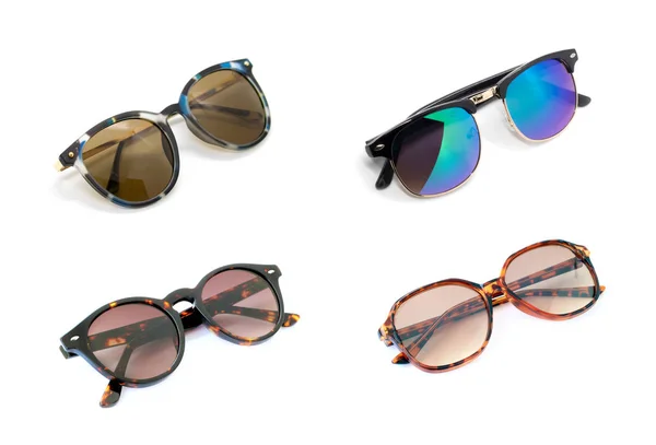 Gruppe schöner Sonnenbrillen isoliert auf weißem Hintergrund — Stockfoto