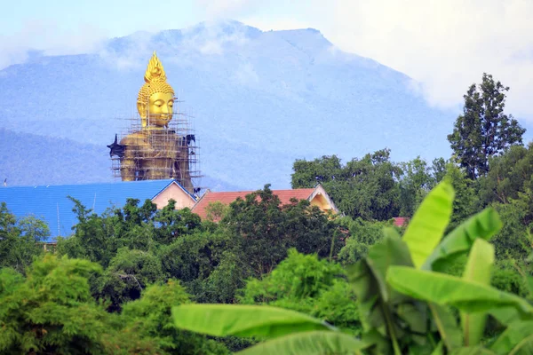 De Boeddha wordt gebouwd. Gelegen in verbod Tak, Tak provincie, Tha — Stockfoto
