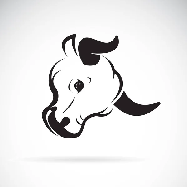 Vetor de um desenho de cabeça de touro em fundo branco. Animais selvagens . —  Vetores de Stock