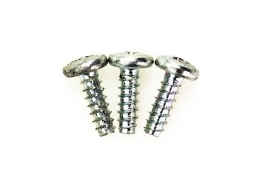 Kapalı metal vidalar görüntüsü soluk arkaplanda izole edilmiş fındık.