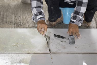 Beyaz döşeme kiremitlerini işçilerin resmi kaplıyor..