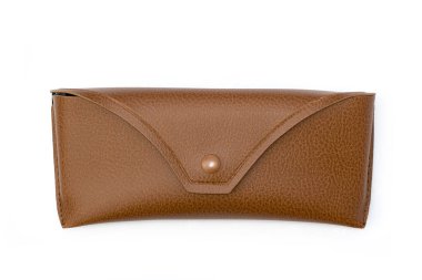 Beyaz arkaplanda kahverengi gözlük kutusu resmi.