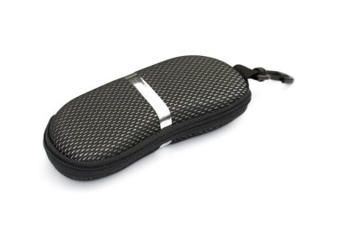 Beyaz arkaplanda siyah gözlük kutusu resmi.