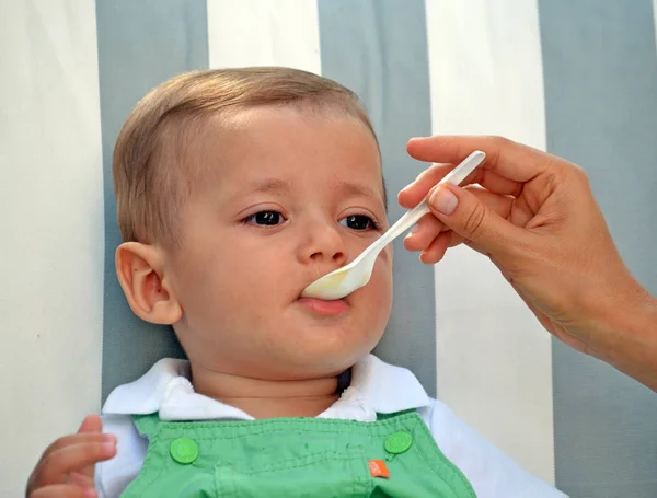 Pojken äter puré — Stockfoto