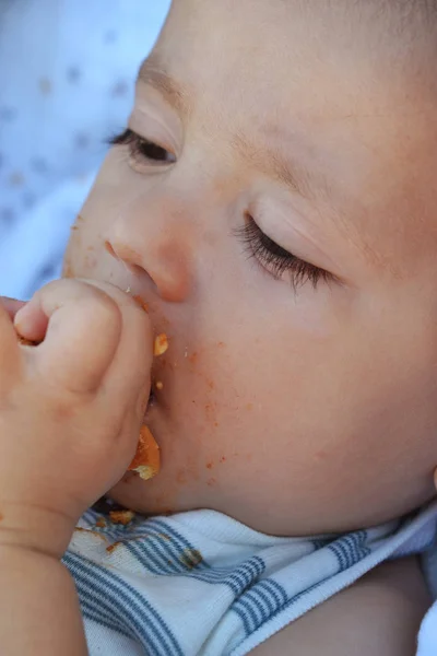 男孩吃饼干 — 图库照片